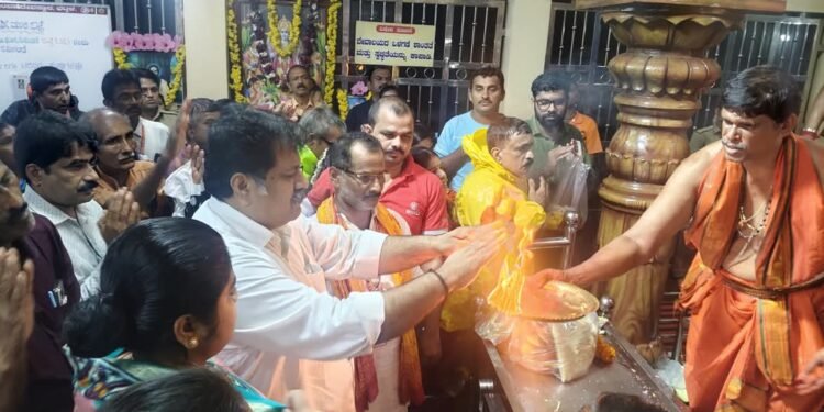 ಭಟ್ಕಳ ಮಾರಿ ಜಾತ್ರೆ ವಿಶೇಷ ಪ್ರಯುಕ್ತ ಇಂದು ಶ್ರೀ ಮಾರಿಕಾಂಬ ದೇವಸ್ಥಾನಕ್ಕೆ ಭೇಟಿ ನೀಡಿ ದೇವಿಯ ದರ್ಶನ ಪಡೆದ ಜಿಲ್ಲಾ ಉಸ್ತುವಾರಿ ಸಚಿವ ಮಂಕಾಳ ಎಸ್ ವೈದ್ಯ