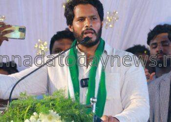 ಕುಮಟಾದಲ್ಲಿ ನಡೆದ ಜನರೊಂದಿಗೆ ಜನತಾದಳ-ಜೆಡಿಎಸ್ ಪಕ್ಷದ ಸದಸ್ಯತ್ವ ನೋಂದಣಿ ಅಭಿಯಾನದ ಕಾರ್ಯಕ್ರಮವನ್ನು ಉದ್ಘಾಟಿಸಿ ದ ಜೆಡಿಎಸ್ ಯುವ ಘಟಕದ ರಾಜ್ಯಾಧ್ಯಕ್ಷ ನಿಖಿಲ್ ಕುಮಾರಸ್ವಾಮಿ