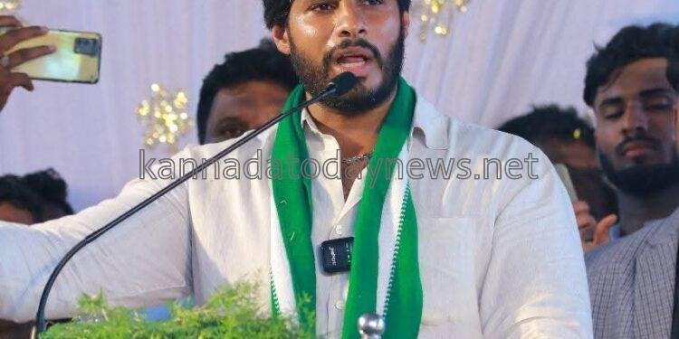 ಕುಮಟಾದಲ್ಲಿ ನಡೆದ ಜನರೊಂದಿಗೆ ಜನತಾದಳ-ಜೆಡಿಎಸ್ ಪಕ್ಷದ ಸದಸ್ಯತ್ವ ನೋಂದಣಿ ಅಭಿಯಾನದ ಕಾರ್ಯಕ್ರಮವನ್ನು ಉದ್ಘಾಟಿಸಿ ದ ಜೆಡಿಎಸ್ ಯುವ ಘಟಕದ ರಾಜ್ಯಾಧ್ಯಕ್ಷ ನಿಖಿಲ್ ಕುಮಾರಸ್ವಾಮಿ
