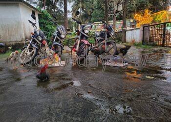 ಮುರುಡೇಶ್ವರ ಪೊಲೀಸರಿಂದ ಕೋಳಿ ಅಂಕದ ಮೇಲೆ ದಾಳಿ: 4 ಬೈಕ್ ಮತ್ತು 6 ಕೋಳಿ ವಶ