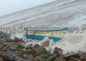 ಭಟ್ಕಳದ ತೆಂಗಿನಗುಂಡ್ಡಿಯ ಸುಮುದ್ರದ ಅಳಿವೆ ಅಂಚಿನಲ್ಲಿ ದೋಣಿ ಮುಗುಚಿ ನಾಲ್ವರು ಮೀನುಗಾರರು ನಾಪತ್ತೆ