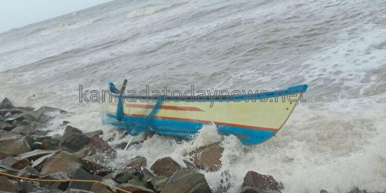 ಭಟ್ಕಳದ ತೆಂಗಿನಗುಂಡ್ಡಿಯ ಸುಮುದ್ರದ ಅಳಿವೆ ಅಂಚಿನಲ್ಲಿ ದೋಣಿ ಮುಗುಚಿ ನಾಲ್ವರು ಮೀನುಗಾರರು ನಾಪತ್ತೆ