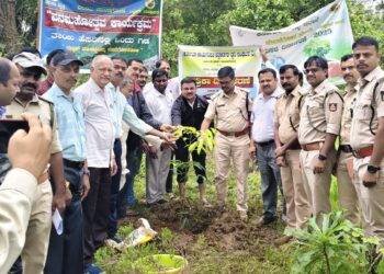 ಕರ್ನಾಟಕ ಕಾರ್ಯನಿರತ ಪತ್ರಕರ್ತರ ದ್ವನಿ ಸಂಘಟನೆ ಮುಂಡಗೋಡ ತಾಲೂಕ ಸಮಿತಿ ವತಿಯಿಂದ ಸಾಲುಮರದ ತಿಮ್ಮಕ್ಕ ಉದ್ಯಾನದಲ್ಲಿ ಸಸಿ ನೆಡುವ ಮೂಲಕ ಪತ್ರಿಕಾ ದಿನಾಚರಣೆ