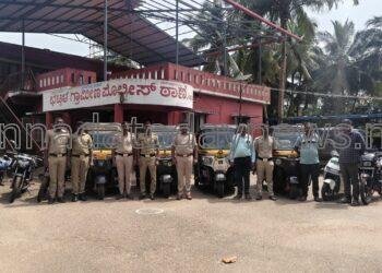 ಶಿರಾಲಿಯ ಹುಲ್ಲಕ್ಕಿಯಲ್ಲಿ ಅಕ್ರಮವಾಗಿ ನಡೆಯುತ್ತಿದ್ದ ಕೋಳಿ ಅಂಕದ ಮೇಲೆ ಭಟ್ಕಳ ಗ್ರಾಮೀಣ ಪೊಲೀಸರ ದಾಳಿ: 15 ಮಂದಿ ಮೇಲೆ ಕೇಸ್ ದಾಖಲು, 18.83 ಲಕ್ಷ ರೂಪಾಯಿ ಮೌಲ್ಯದ ವಸ್ತು ವಶ.