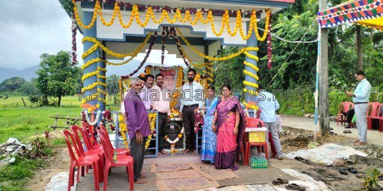 ದೇಶದ ಗಡಿಯಲ್ಲಿ ಉಗ್ರರೊಂದಿಗೆ ಹೋರಾಡುತ್ತಿರುವಾಗಲೇ ವೀರ ಮರಣವನ್ನಪ್ಪಿದ್ದ ಕಡವಾಡ ವೀರ ಯೋಧ ಹುತಾತ್ಮ ವಿನೋದ ನಾಯ್ಕ ರ 20ನೇ ಪುಣ್ಯ ತಿಥಿಯಂದು ನೂತನ ಸ್ಮಾರಕ ಉದ್ಘಾಟನೆ