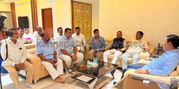 ಭಟ್ಕಳ ನಗರ ಸಭೆ ಮಾಡುವ ಯೋಜನೆಯನ್ನು ಕೈ ಬಿಡುವಂತೆ ವಿಧಾನಸಭೆಯಲ್ಲಿ ಆಗ್ರಹಿಸಲು ಬಿಜೆಪಿ ರಾಜ್ಯದ್ಯಕ್ಷರಾದ ಶ್ರೀ ಬಿ ವೈ ವಿಜಯೇಂದ್ರ ಅವರಿಗೆ ಮನವಿ ನೀಡಿದ ಭಟ್ಕಳ ತಾಲೂಕ ಬಿಜೆಪಿ ನಿಯೋಗ