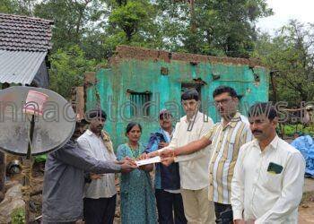 ಮಳೆಯಿಂದ ಮನೆ ಕಳೆದುಕೊಂಡ ಬಂಕನಾಳದ ರಾಘವೇಂದ್ರ ನಾಯ್ಕರಿಗೆ ಬಿಜೆಪಿ ಮುಖಂಡ ಅನಂತಮೂರ್ತಿ ಹೆಗಡೆ ಅವರಿಂದ ಧನಸಹಾಯ