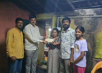 ವಿದ್ಯುತ್ ಅವಘಡದಿಂದ ಮನೆ ಸುಟ್ಟು ಹೋದ ಶಿರಸಿಯ ಗಾಂಧಿ ನಗರದ ರಿಕ್ಷಾ ಚಾಲಕ ಸಿಮೋನ್ ಅವರ ಮನೆಗೆ ಬೇಟಿ ನೀಡಿ ಹಣ ಸಹಾಯ ಮಾಡಿದ ಬಿಜೆಪಿ ಮುಖಂಡ ಅನಂತಮೂರ್ತಿ ಹೆಗಡೆ