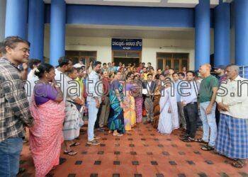 ಭಟ್ಕಳ ನಗರ ಭಾಗದ ರಾಜಾಂಗಣದಲ್ಲಿರುವ ಪುರಾತನ ಇತಿಹಾಸ ಹೊಂದಿರುವ ಮೀನು ಮಾರುಕಟ್ಟೆಯ ಸ್ಥಳಾಂತರ ವಿರೋಧಿಸಿ ಭಟ್ಕಳ ತಾಲೂಕ ಮೀನುಗಾರರು ಮತ್ತು ಮೀನು ಮಾರಾಟಗರರ ಸಂಘದಿಂದ ಎ. ಸಿ ಗೆ ಮನವಿ