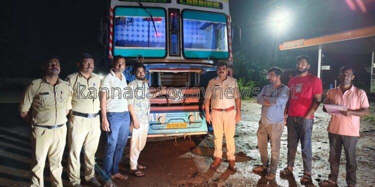 ಭಟ್ಕಳ ಗ್ರಾಮೀಣ ಪೊಲೀಸ್ ಠಾಣೆಯ ಪೊಲೀಸ ಇನ್ಸ್ಪೆಕ್ಟರ್ ಮಂಜುನಾಥ್ ಲಿಂಗರೆಡ್ಡಿ ನೇತೃತ್ವದ ಪೊಲೀಸ್ ತಂಡದಿಂದ ಅಕ್ರಮ ಗೋ ಸಾಗಾಟದ ಕಂಟೇನ‌ರ ತಡೆದು ಲಕ್ಷಾಂತರ ರುಪಾಯಿ ಮೌಲ್ಯದ ಜಾನುವಾರುಗಳ ರಕ್ಷಣೆ