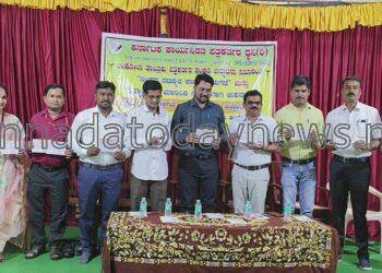 ಕರ್ನಾಟಕ ಕಾರ್ಯನಿರತ ಪತ್ರಕರ್ತರ ಧ್ವನಿ ಸಂಘಟನೆಯ ಅಂಕೋಲಾ ತಾಲೂಕು ಘಟಕವನ್ನು ಉದ್ಘಾಟಿಸಿ  ತಹಶೀಲ್ದಾರ್  ಚಿಕಪ್ಪ ನಾಯಕ