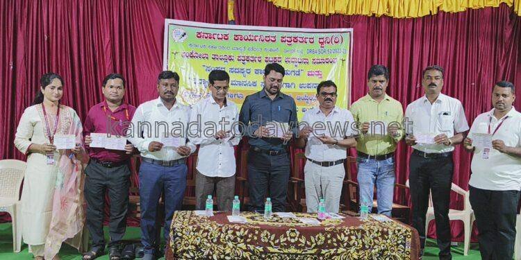 ಕರ್ನಾಟಕ ಕಾರ್ಯನಿರತ ಪತ್ರಕರ್ತರ ಧ್ವನಿ ಸಂಘಟನೆಯ ಅಂಕೋಲಾ ತಾಲೂಕು ಘಟಕವನ್ನು ಉದ್ಘಾಟಿಸಿ ತಹಶೀಲ್ದಾರ್ ಚಿಕಪ್ಪ ನಾಯಕ