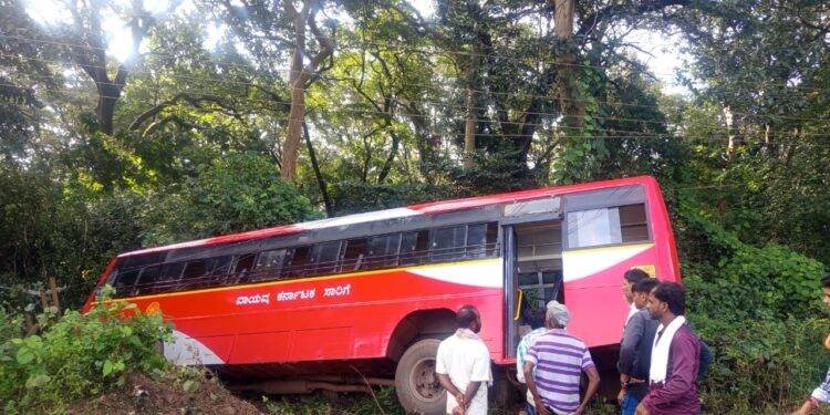 ಮುಂಡಗೋಡದಲ್ಲಿ ಅಲ್ಪದೂರ ಅಪಘಾತ — 70 ಪ್ರಯಾಣಿಕರು ಅಪಾಯದಿಂದ ಪಾರು