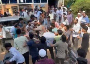 ಭಟ್ಕಳ ತಾಲೂಕಿನ ಹೆಬಳೆ ಹನೀಫಾಬಾದ್‌ನ ಮದುವೆ ಹಾಲ್ ಎದುರುಗಡೇ ವಾಹನ ಪಾರ್ಕಿಂಗ್ ವಿಚಾರಕ್ಕೆ ಸಂಬಂಧಿಸಿದಂತೆ ಮದುವೆ ರಿಸಪ್ಷನ್‌ಗೆಂದು ಬಂದಿದ್ದ ಯುವಕರ ನಡುವೆ ಹೊಡೆದಾಟ: ಪೊಲೀಸ್ ಕೇಸ ದಾಖಲು