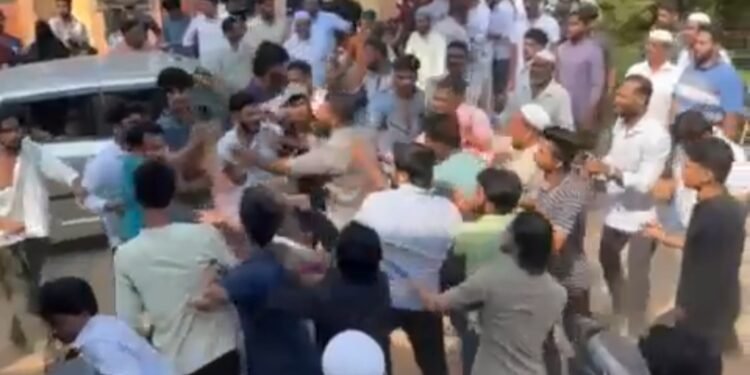 ಭಟ್ಕಳ ತಾಲೂಕಿನ ಹೆಬಳೆ ಹನೀಫಾಬಾದ್‌ನ ಮದುವೆ ಹಾಲ್ ಎದುರುಗಡೇ ವಾಹನ ಪಾರ್ಕಿಂಗ್ ವಿಚಾರಕ್ಕೆ ಸಂಬಂಧಿಸಿದಂತೆ ಮದುವೆ ರಿಸಪ್ಷನ್‌ಗೆಂದು ಬಂದಿದ್ದ ಯುವಕರ ನಡುವೆ ಹೊಡೆದಾಟ: ಪೊಲೀಸ್ ಕೇಸ ದಾಖಲು