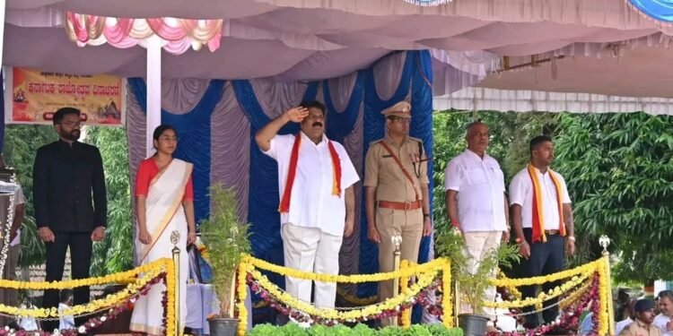 ಕಾರವಾರದಲ್ಲಿ ರಾಜ್ಯೋತ್ಸವ ಸಡಗರ — ಕನ್ನಡಕ್ಕೆ ಶಾಸ್ತ್ರೀಯ ಭಾಷಾ ಗೌರವ ಹೆಮ್ಮೆಯ ವಿಷಯ: ಸಚಿವ ಮಂಕಾಳ ವೈದ್ಯ