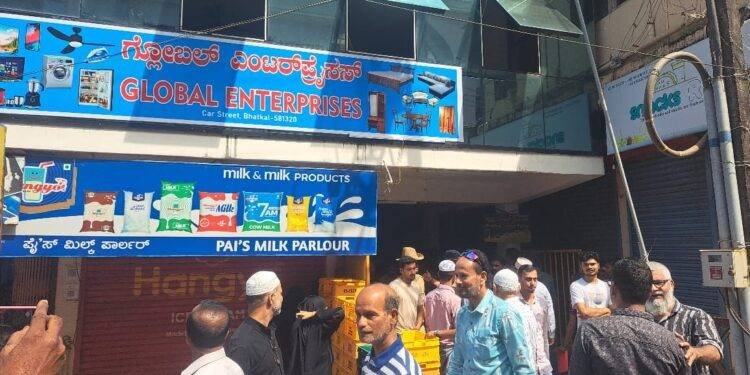 ಭಟ್ಕಳದಲ್ಲಿ ‘ಅರ್ಧ ಬೆಲೆ ಆಫರ್’ ಬಲೆ — ಲಕ್ಷಾಂತರ ರೂಪಾಯಿ ವಂಚನೆ!