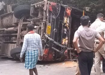 ಯಾಣ ಪ್ರವಾಸದ ವೇಳೆ ಅಪಘಾತ: ಹಸೆಮನೆ ನುಜ್ಜಗಿ ಕ್ರಾಸ್ ಬಳಿ ಬಸ್ ಉರುಳಿ 19 ವಿದ್ಯಾರ್ಥಿಗಳಿಗೆ ಗಂಭೀರ ಗಾಯ