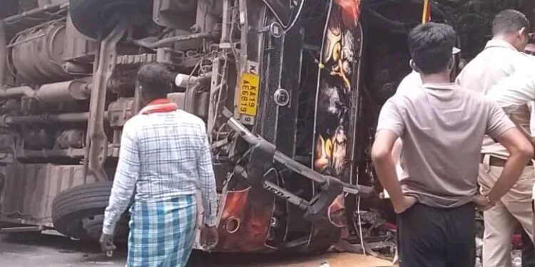 ಯಾಣ ಪ್ರವಾಸದ ವೇಳೆ ಅಪಘಾತ: ಹಸೆಮನೆ ನುಜ್ಜಗಿ ಕ್ರಾಸ್ ಬಳಿ ಬಸ್ ಉರುಳಿ 19 ವಿದ್ಯಾರ್ಥಿಗಳಿಗೆ ಗಂಭೀರ ಗಾಯ