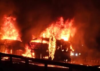 ಹೆದ್ದಾರಿಯಲ್ಲಿ ಭೀಕರ ದುರಂತ: ಲಾರಿ–ಸ್ಲೀಪರ್ ಬಸ್ ಡಿಕ್ಕಿ, 17 ಪ್ರಯಾಣಿಕರು ಸಜೀವ ದಹನ