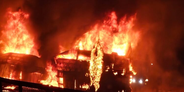 ಹೆದ್ದಾರಿಯಲ್ಲಿ ಭೀಕರ ದುರಂತ: ಲಾರಿ–ಸ್ಲೀಪರ್ ಬಸ್ ಡಿಕ್ಕಿ, 17 ಪ್ರಯಾಣಿಕರು ಸಜೀವ ದಹನ