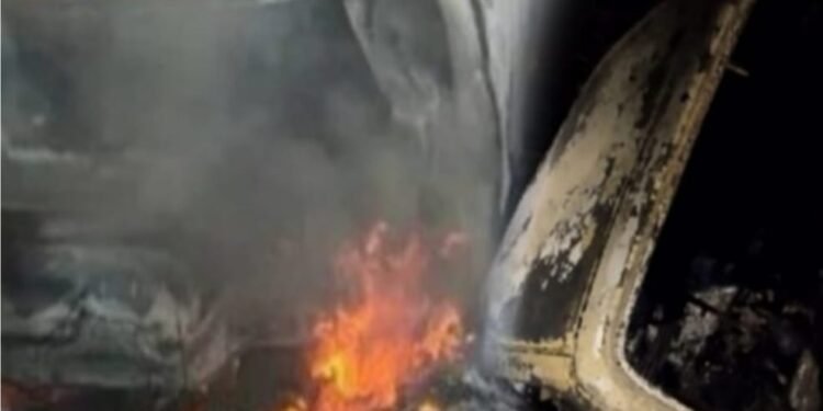 ಹೊನ್ನಾವರ ಸಮೀಪ ಭೀಕರ ರಸ್ತೆ ಅಪಘಾತ: ಕಾರು ಬೆಂಕಿಗೆ ಆಹುತಿ, ಇಬ್ಬರ ದುರ್ಮರಣ