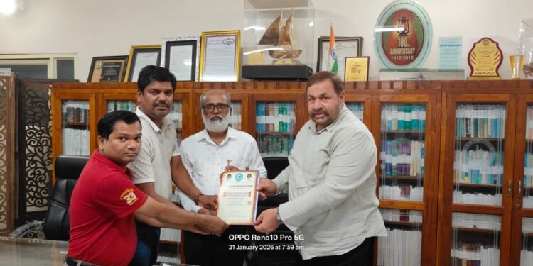 ಭಟ್ಕಳ ತಂಜಿಮ್ ಅಧ್ಯಕ್ಷ ಇನಾಯತುಲ್ಲ ಶಾಭಂದ್ರಿ ಅವರಿಗೆ ರಾಜ್ಯ ಮಟ್ಟದ ಪತ್ರಕರ್ತರ ವಿಚಾರ ಸಂಕಿರಣ ಮತ್ತು ರಾಜ್ಯ ಪ್ರಶಸ್ತಿ ಪ್ರಧಾನ ಸಮಾರಂಭದ ಆಮಂತ್ರಣ ಪತ್ರಿಕೆ ನೀಡಿದ ಕಾನಿಪ ಧ್ವನಿ ಭಟ್ಕಳ ತಂಡ