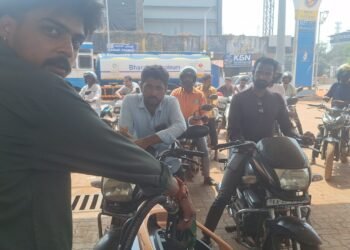 ಇರಾನ್–ಇಸ್ರೇಲ್ ಉದ್ವಿಗ್ನತೆ ವದಂತಿ: ಭಟ್ಕಳದಲ್ಲಿ ಪೆಟ್ರೋಲ್ ಪಂಪ್ಗಳ ಮುಂದೆ ಉದ್ದ ಸಾಲು, ಅಧಿಕಾರಿಗಳಿಂದ ಸ್ಪಷ್ಟನೆ