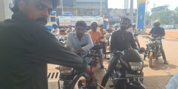 ಇರಾನ್–ಇಸ್ರೇಲ್ ಉದ್ವಿಗ್ನತೆ ವದಂತಿ: ಭಟ್ಕಳದಲ್ಲಿ ಪೆಟ್ರೋಲ್ ಪಂಪ್ಗಳ ಮುಂದೆ ಉದ್ದ ಸಾಲು, ಅಧಿಕಾರಿಗಳಿಂದ ಸ್ಪಷ್ಟನೆ