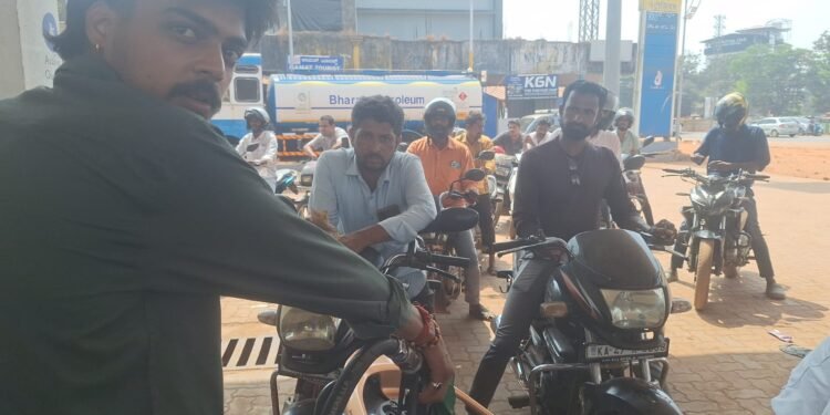 ಇರಾನ್–ಇಸ್ರೇಲ್ ಉದ್ವಿಗ್ನತೆ ವದಂತಿ: ಭಟ್ಕಳದಲ್ಲಿ ಪೆಟ್ರೋಲ್ ಪಂಪ್ಗಳ ಮುಂದೆ ಉದ್ದ ಸಾಲು, ಅಧಿಕಾರಿಗಳಿಂದ ಸ್ಪಷ್ಟನೆ