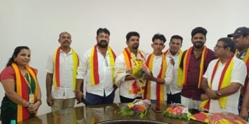 ಕಾರವಾರದಲ್ಲಿ ಕರ್ನಾಟಕ ರಕ್ಷಣಾ ವೇದಿಕೆಯ ಸಭೆ: ನೂತನ ಜಿಲ್ಲಾಧ್ಯಕ್ಷರಿಗೆ ಸನ್ಮಾನ