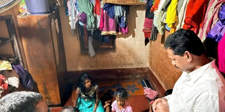 ಭಟ್ಕಳ ದುರಂತಕ್ಕೆ ಕಂಬನಿ: ಮೃತರ ಕುಟುಂಬಕ್ಕೆ ಶಿರಸಿಯ ಶಾಸಕ ಭೀಮಣ್ಣ ನಾಯ್ಕ್ ಸಾಂತ್ವನ