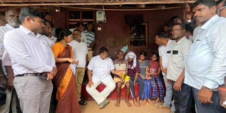 ಭಟ್ಕಳ ದುರಂತ ಸಂತ್ರಸ್ತರಿಗೆ ₹1.85 ಕೋಟಿ ಪರಿಹಾರ ವಿತರಣೆ: ಅನಾಥ ಮಕ್ಕಳ ಮನೆ ನಿರ್ಮಾಣಕ್ಕೆ ಹೆಚ್ಚುವರಿ ನೆರವು ನೀಡಿದ ಶಾಸಕ ಮಂಕಾಳ ವೈದ್ಯ