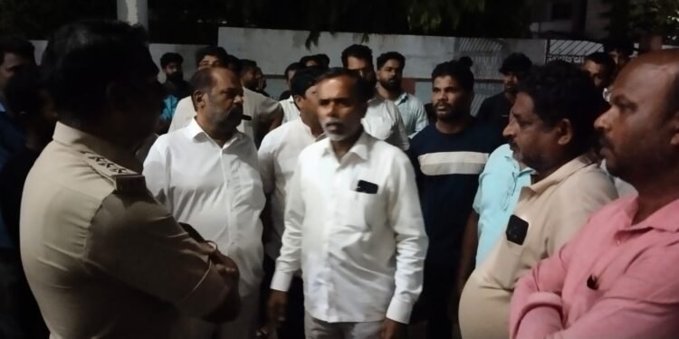 ಭಟ್ಕಳದಲ್ಲಿ ಮತ್ತೆ ಉದ್ವಿಗ್ನತೆ: ಪ್ರಕರಣ ಖಂಡಿಸಿ ನಗರ ಪೊಲೀಸ್ ಠಾಣೆ ಎದುರು ಪ್ರತಿಭಟನೆ
