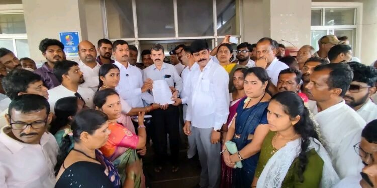 ಸಿದ್ದಾಪುರದಲ್ಲಿ ಭಾರೀ ಪ್ರತಿಭಟನೆ: ಡಿವೈಎಸ್ಪಿ ಗೀತಾ ಪಾಟೀಲ, ಪಿಐ ಸೀತಾರಾಮ ಅಮಾನತಿಗೆ ಆಗ್ರಹ