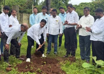 ಸಹಕಾರ ಸಪ್ತಾಹ ಅಂಗವಾಗಿ ಭಟ್ಕಳದ ಬೆಳಕೆ ಗ್ರಾಮೀಣ ವ್ಯವಸಾಯ ಸಹಕಾರ ಸಂಘದಿಂದ ಗಿಡ ನೆಡುವ ಕಾರ್ಯಕ್ರಮ
