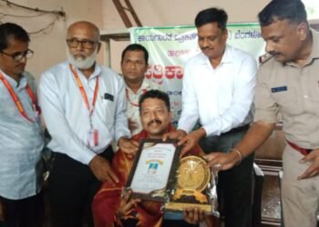 ಭಟ್ಕಳದಲ್ಲಿ ಪತ್ರಿಕಾ ದಿನಾಚರಣೆ: ಪೊಲೀಸ್ ಸಾಧಕರಿಗೆ ಕಾರ್ಯನಿರತ ಪತ್ರಕರ್ತರ ಧ್ವನಿ ಸಂಘದ ವತಿಯಿಂದ ಸನ್ಮಾನ