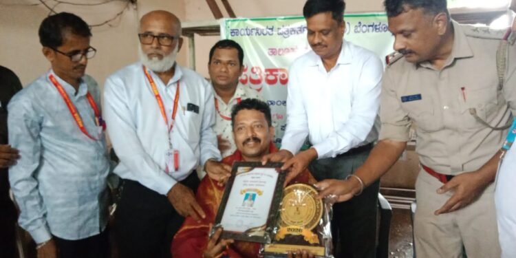 ಭಟ್ಕಳದಲ್ಲಿ ಪತ್ರಿಕಾ ದಿನಾಚರಣೆ: ಪೊಲೀಸ್ ಸಾಧಕರಿಗೆ ಕಾರ್ಯನಿರತ ಪತ್ರಕರ್ತರ ಧ್ವನಿ ಸಂಘದ ವತಿಯಿಂದ ಸನ್ಮಾನ