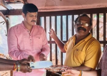 ಶಿರಸಿಯಲ್ಲಿ ಮಳೆಗೆ ಕಂಪೌಂಡ್ ಗೋಡೆ ಕುಸಿತ; ಮನೆಗೆ ಹಾನಿ, ಸಂತ್ರಸ್ತ ಕುಟುಂಬಕ್ಕೆ ಬಿಜೆಪಿ ಮುಖಂಡ , ರೈತ ಮೋರ್ಚಾ ಜಿಲ್ಲಾಧ್ಯಕ್ಷ ಅನಂತಮೂರ್ತಿ ಹೆಗಡೆಯಿಂದ ಆರ್ಥಿಕ ನೆರವು