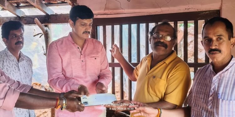 ಶಿರಸಿಯಲ್ಲಿ ಮಳೆಗೆ ಕಂಪೌಂಡ್ ಗೋಡೆ ಕುಸಿತ; ಮನೆಗೆ ಹಾನಿ, ಸಂತ್ರಸ್ತ ಕುಟುಂಬಕ್ಕೆ ಬಿಜೆಪಿ ಮುಖಂಡ , ರೈತ ಮೋರ್ಚಾ ಜಿಲ್ಲಾಧ್ಯಕ್ಷ ಅನಂತಮೂರ್ತಿ ಹೆಗಡೆಯಿಂದ ಆರ್ಥಿಕ ನೆರವು
