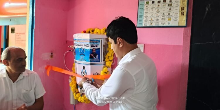 ಸಂಸದ ವಿಶ್ವೇಶ್ವರ ಹೆಗಡೆ ಕಾಗೇರಿ ಜನ್ಮದಿನ: ಕೋಳಿಗಾರ ಸರ್ಕಾರಿ ಶಾಲೆಗೆ ಶುದ್ಧ ಕುಡಿಯುವ ನೀರಿನ ಘಟಕ ಕೊಡುಗೆ ನೀಡಿದ ಬಿಜೆಪಿ ಮುಖಂಡ ಅನಂತಮೂರ್ತಿ ಹೆಗಡೆ