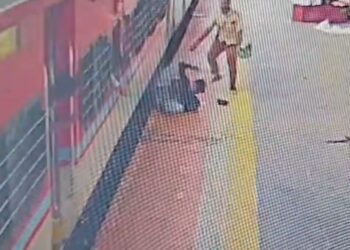 ಮುರ್ಡೇಶ್ವರ ರೈಲು ನಿಲ್ದಾಣದಲ್ಲಿ ಸಮಯಪ್ರಜ್ಞೆ: ಚಲಿಸುತ್ತಿದ್ದ ರೈಲಿನಿಂದ ಜಾರಿದ ಯುವಕನ ಜೀವ ಉಳಿಸಿದ ರೈಲ್ವೆ ಸಿಬ್ಬಂದಿ ಗಣಪತಿ ನಾಯ್ಕ