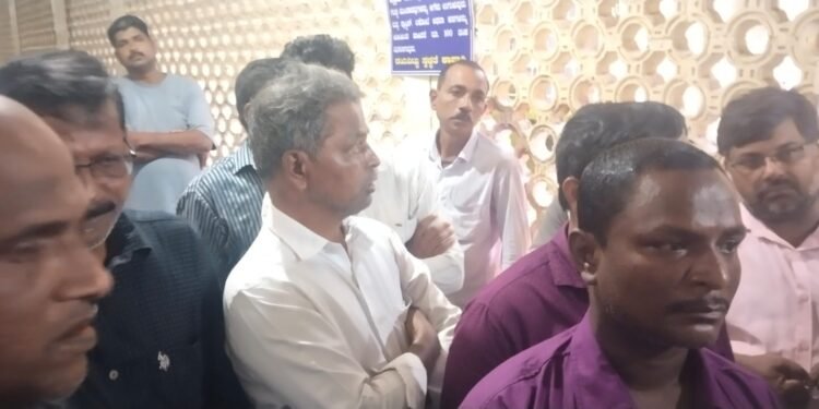 ಭಟ್ಕಳ ಸರ್ಕಾರಿ ಆಸ್ಪತ್ರೆ ವೈದ್ಯ ಡಾ.ಅರುಣ್ ಕುಮಾರ್ ವಿರುದ್ಧ ಅನಾಮಧೇಯ ದೂರು: ನಿಷ್ಪಕ್ಷಪಾತ ತನಿಖೆಗೆ ಆಗ್ರಹಿಸಿ ಸಾಮಾಜಿಕ ಹೋರಾಟಗಾರ ಅಣ್ಣಪ್ಪ ನಾಯ್ಕ್ ಅಭಿಹಿತ್ಲು ನೇತೃತ್ವದಲ್ಲಿ ಸಾರ್ವಜನಿಕರ ಪ್ರತಿಭಟನೆ