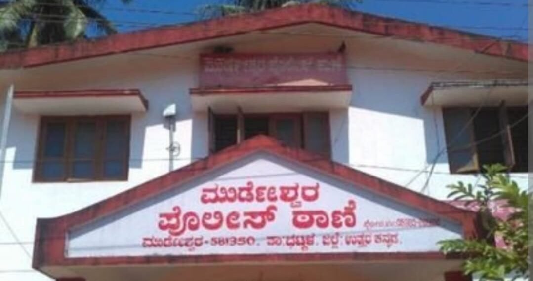 ಮುರುಡೇಶ್ವರದಲ್ಲಿ ಪೊಲೀಸರ ಮೇಲೆಯೇ ಚಾಕು ದಾಳಿ: ಇಬ್ಬರು ಸಿಬ್ಬಂದಿಗೆ ಗಾಯ; ಮೂವರು ವಶಕ್ಕೆ