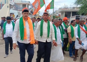 ಬಳ್ಳಾರಿ ಚಲೋ ಪಾದಯಾತ್ರೆಯಲ್ಲಿ ಅನಂತಮೂರ್ತಿ ಹೆಗಡೆ ನೇತೃತ್ವದ ರೈತ ಮೋರ್ಚಾ ತಂಡ ಭಾಗಿ