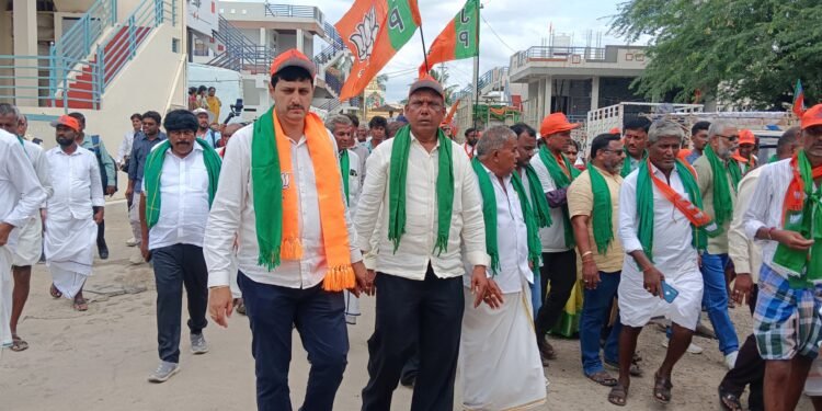 ಬಳ್ಳಾರಿ ಚಲೋ ಪಾದಯಾತ್ರೆಯಲ್ಲಿ ಅನಂತಮೂರ್ತಿ ಹೆಗಡೆ ನೇತೃತ್ವದ ರೈತ ಮೋರ್ಚಾ ತಂಡ ಭಾಗಿ