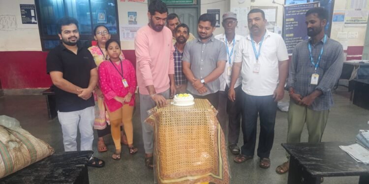 ಭಟ್ಕಳದಲ್ಲಿ ಪತ್ರಿಕಾ ವಿತರಕರ ದಿನಾಚರಣೆ: ಕೇಕ್ ಕತ್ತರಿಸಿ ಸೇವೆಗೆ ಗೌರವ