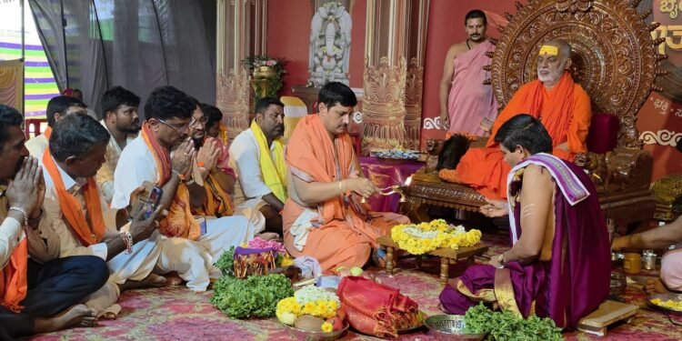 ಬ್ರಹ್ಮಾನಂದ ಸರಸ್ವತಿ ಸ್ವಾಮೀಜಿಗಳ ಚಾತುರ್ಮಾಸ್ಯ ಕಾರ್ಯಕ್ರಮದಲ್ಲಿ ಅನಂತಮೂರ್ತಿ ಹೆಗಡೆ ಬಳಗ ಭಾಗಿ