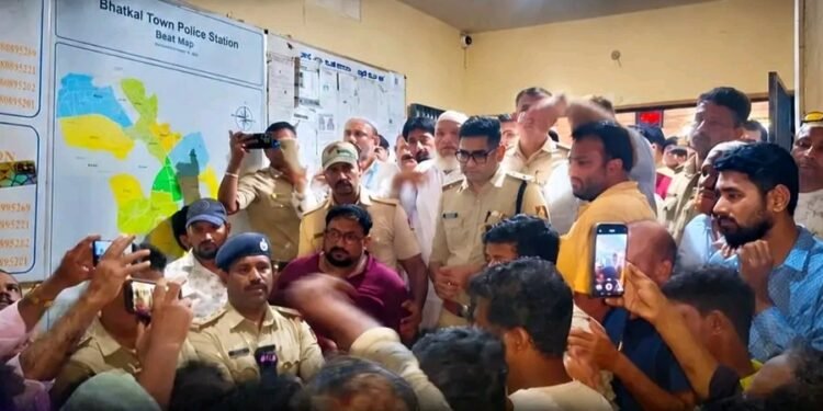 ಭಟ್ಕಳದಲ್ಲಿ ಗಣೇಶ ವಿಸರ್ಜನೆ ಮೆರವಣಿಗೆ ವೇಳೆ ಕಲ್ಲು ತೂರಾಟ ಆರೋಪ; ಹಿಂದೂ ಮತ್ತು ಮುಸ್ಲಿಂ ಎರಡೂ ಕಡೆಯಿಂದ ದೂರು